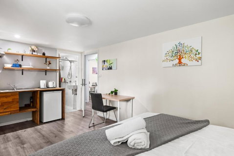 Spacious King Studio Room - Nearby Station & Shops - Located At Carramar - Melbourne Tourism 1
