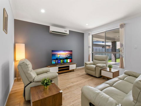 Spacious Newly Furnished 4BD Family Retreat - Melbourne Tourism 0