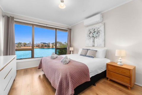 Stunning Lake View Townhouse-Dream Staycation - Melbourne Tourism 1