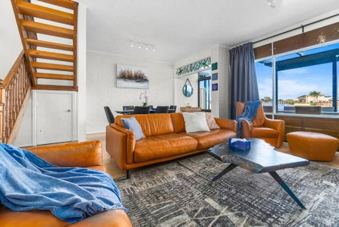 Stunning Lake View Townhouse-Dream Staycation - Melbourne Tourism 2