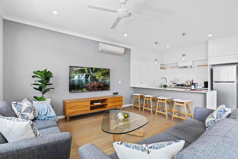 Stylish 3BD Townhouse Camp Hill, Sleeps 8, Wifi, Parking - Melbourne Tourism 1