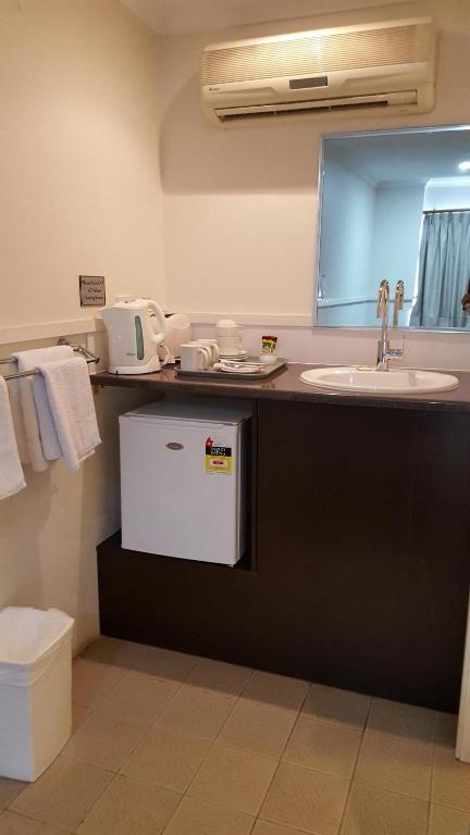 The Commercial Hotel Motel - Melbourne Tourism 3