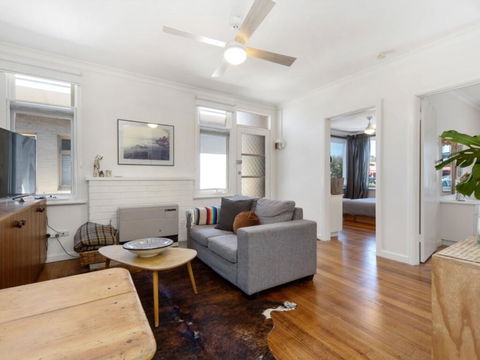 Beachside Apartment - Melbourne Tourism 1