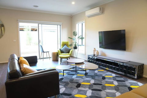 Beautiful House In Melbourne Southwest - Melbourne Tourism 3