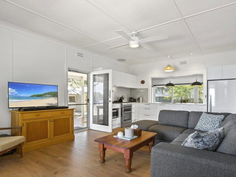 Bellevue - Overlooking Serene Lake Woolumboola - Melbourne Tourism 3
