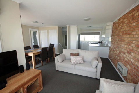 Beloka 9 - Overlooking Lake Jindabyne - Melbourne Tourism 2
