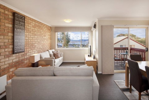 Beloka 9 - Overlooking Lake Jindabyne - Melbourne Tourism 0