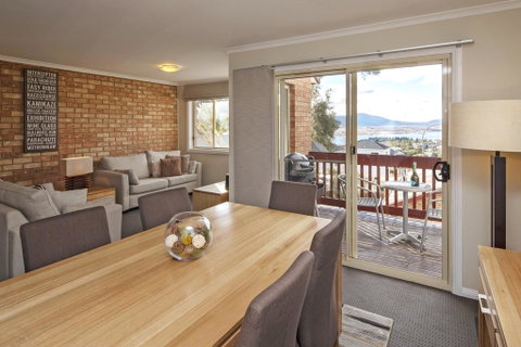 Beloka 9 - Overlooking Lake Jindabyne - Melbourne Tourism 3