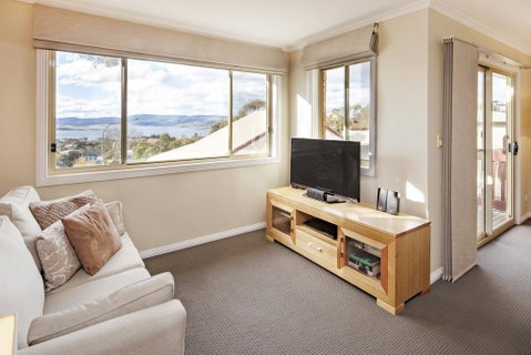 Beloka 9 - Overlooking Lake Jindabyne - Melbourne Tourism 1