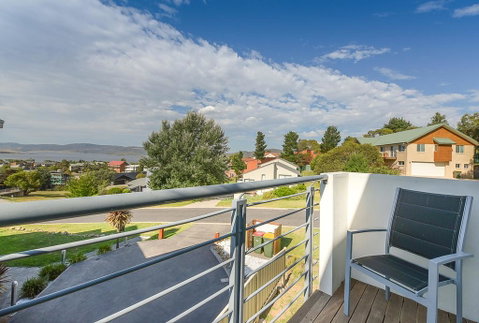 Beloka Close - Modern, Spacious, And Pet Friendly Accommodation - Melbourne Tourism 0