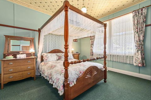 Benvenuti, To Comstock Cottage - Melbourne Tourism 3