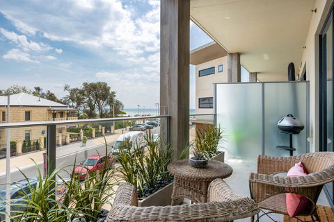 Blue Waters On The Beach: Absolute Beachfront, Views - Melbourne Tourism 0
