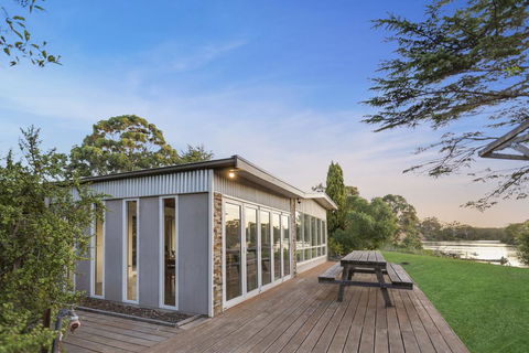 Bluff View River House - Stunning Riverfront - Melbourne Tourism 0