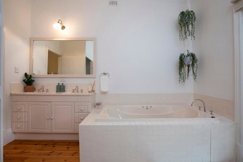 The Retreat In Basket Range - Melbourne Tourism 3