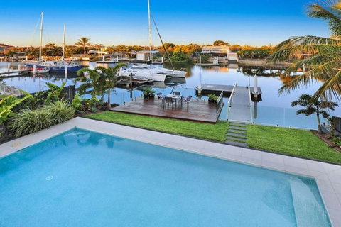 WATERFRONT HOME BORDERING MOOLOOLABA - Melbourne Tourism 1