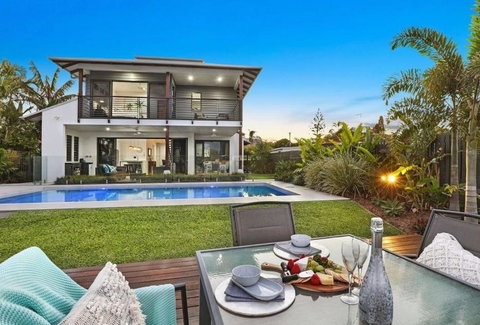 WATERFRONT HOME BORDERING MOOLOOLABA - Melbourne Tourism 0