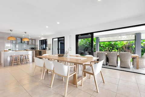 YALLA24-Luxury Resort Style Home - Melbourne Tourism 3