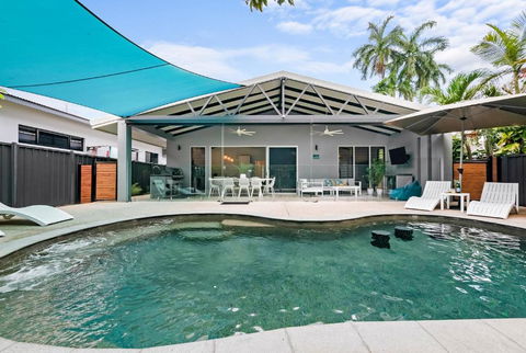 A Sumptuous Poolside Family Oasis At Gardens Villa - Melbourne Tourism 0