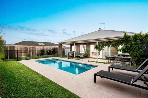 Park Front Villa With Sparkling Swimming Pool - Melbourne Tourism 1