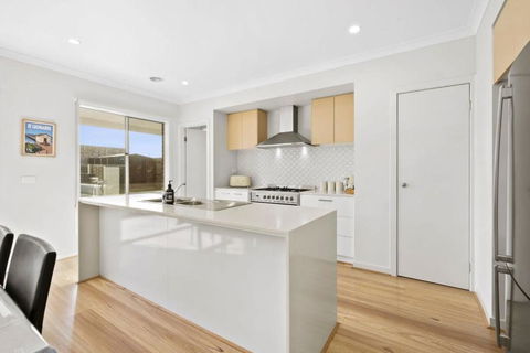 Park Front Villa With Sparkling Swimming Pool - Melbourne Tourism 3