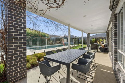 Park Front Villa With Sparkling Swimming Pool - Melbourne Tourism 2