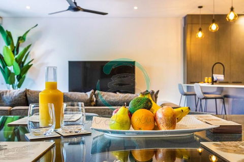 ZEN ARCTIC Luxury 2-Story T/House + Pool & Markets - Melbourne Tourism 3
